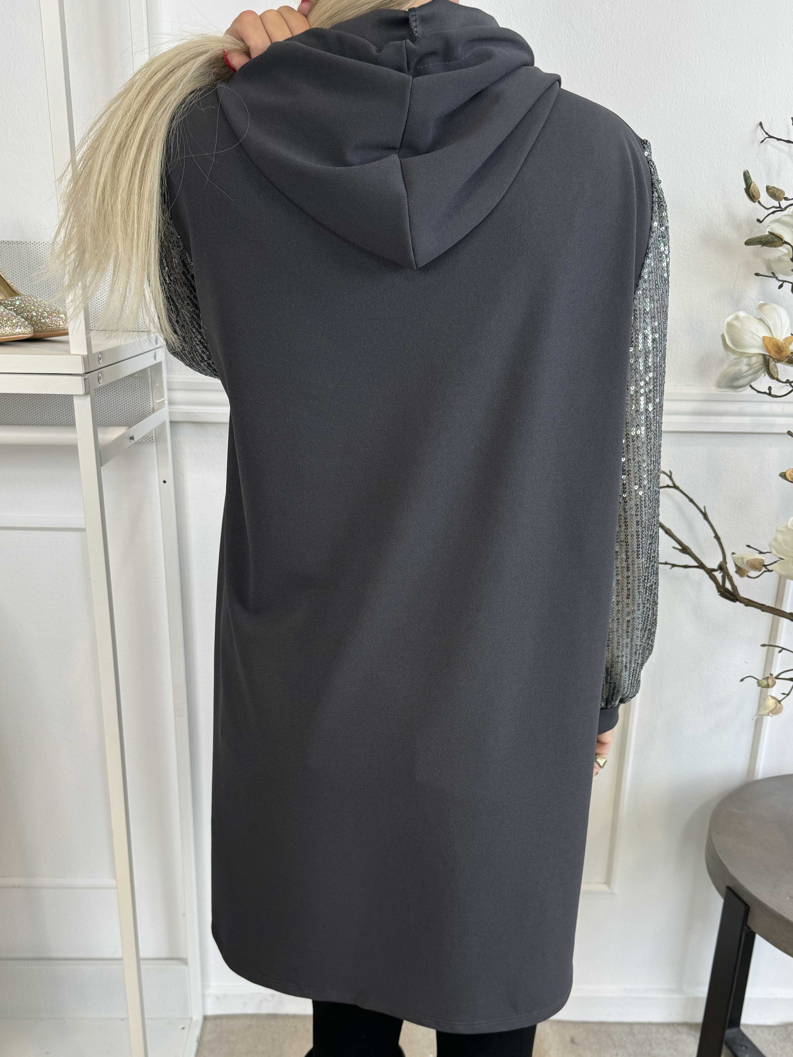 Adara - Enfärgad hoodie klänning med paljettärmar